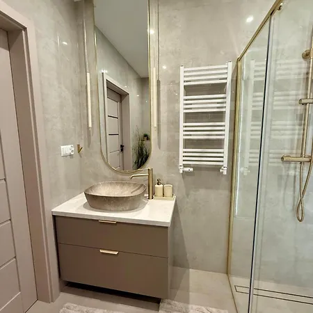 Mieszkanie Z Ogrodkiem *